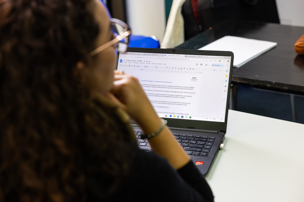 Apprenante sur son ordinateur