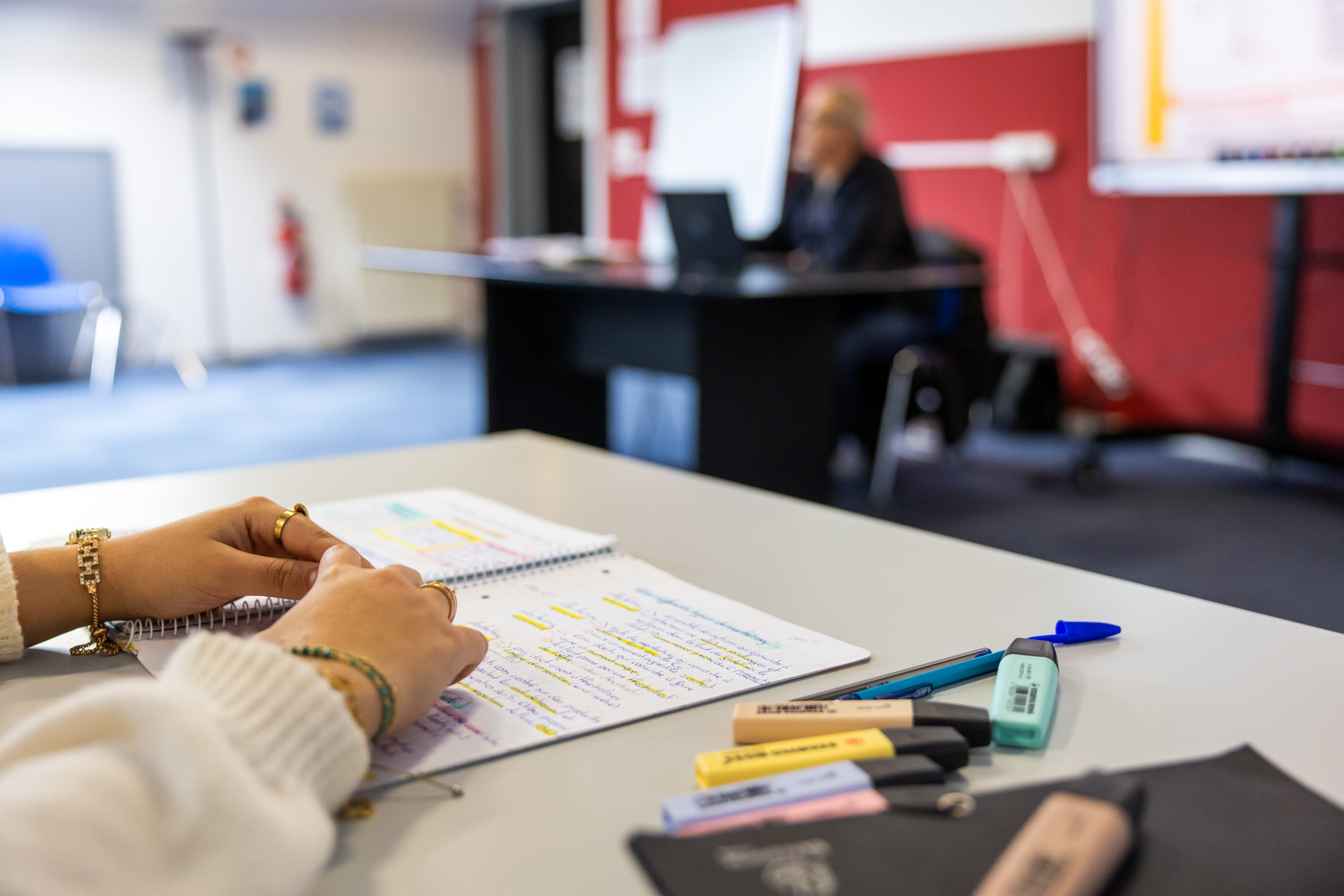 Apprenantes prenant des notes sur papier