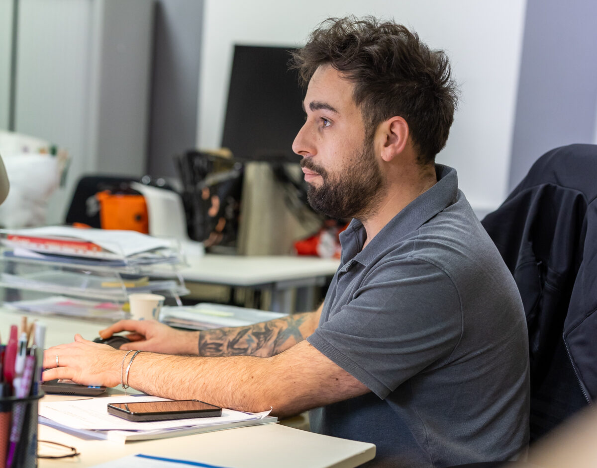 Conseiller en formation sur son ordinateur