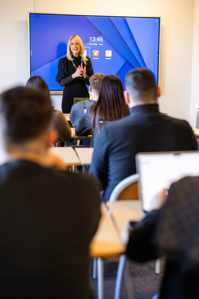 Formatrice donnant un cours à des apprenants