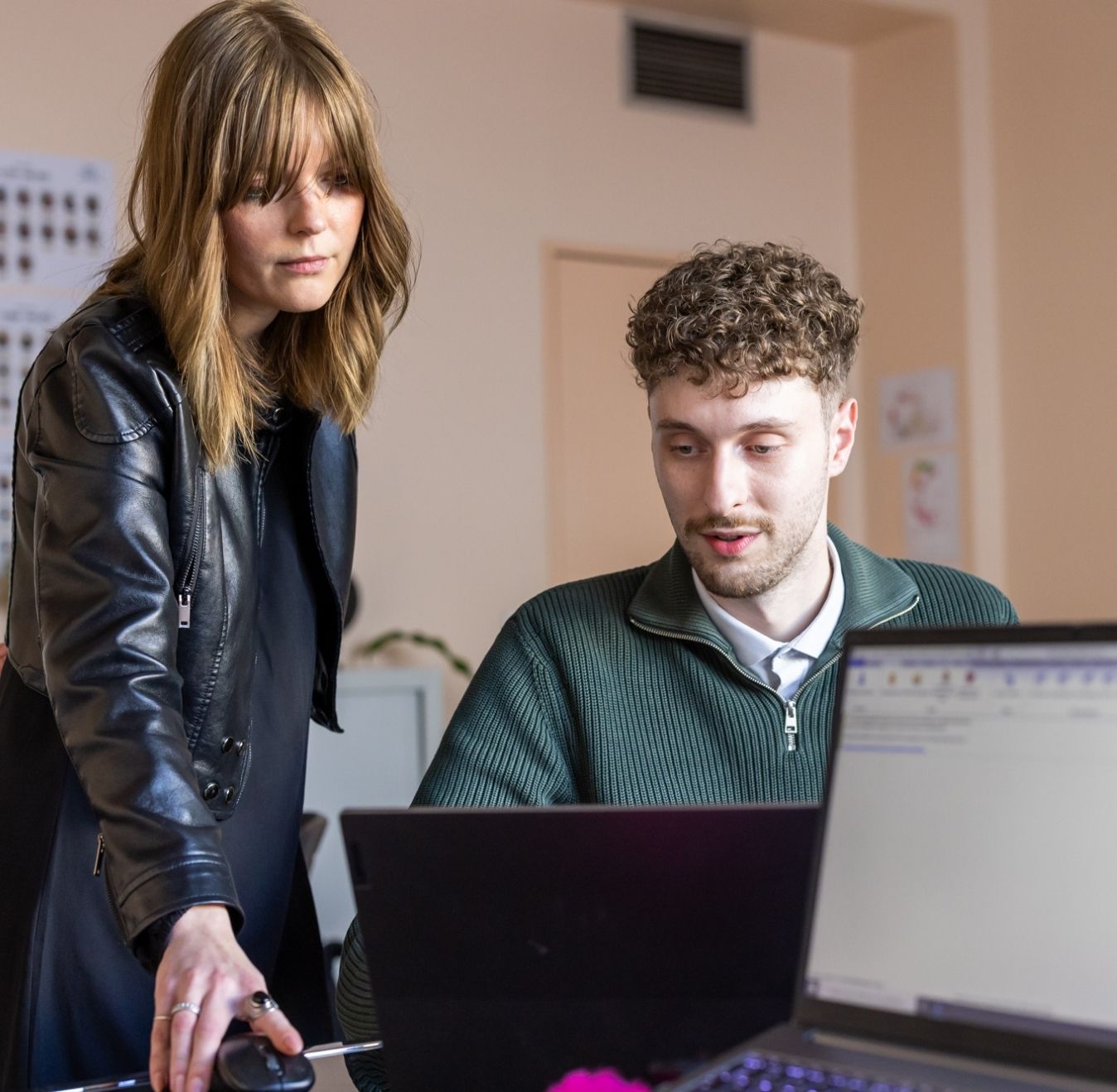 Conseillère en formation en discussion avec un apprenant OSIA