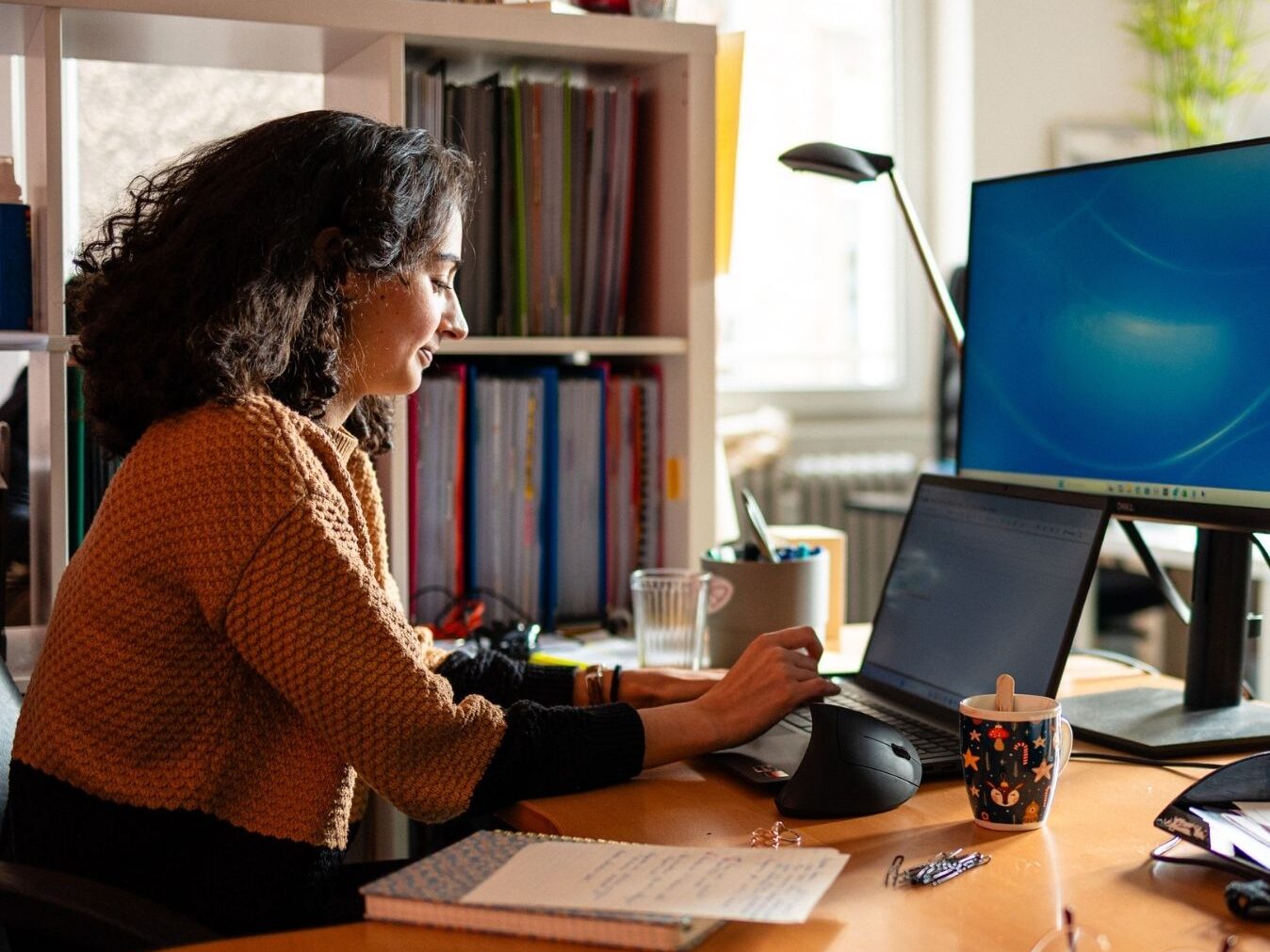 Conseillère en formation sur son ordinateur