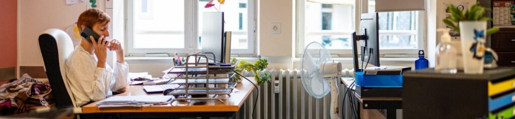 Conseillère en formation OSIA au téléphone