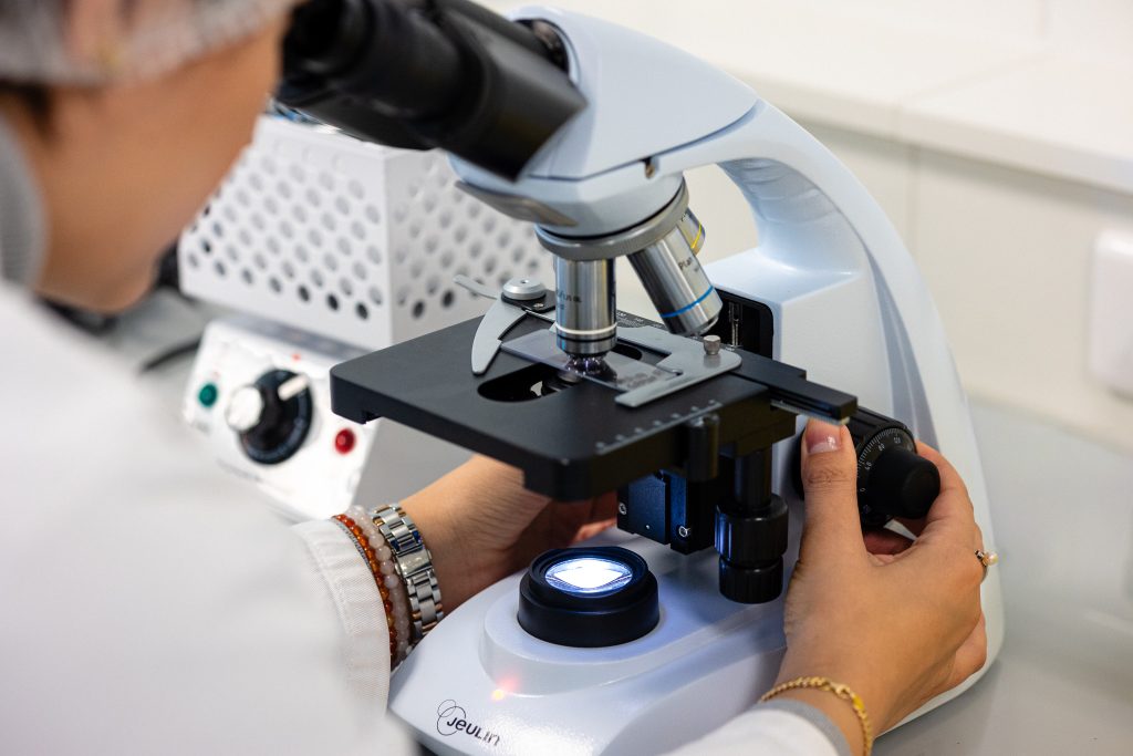 Apprenante utilisant un microscope