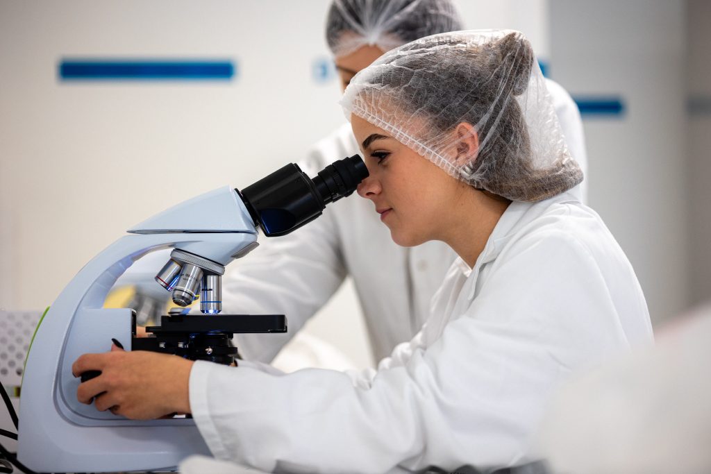 Apprenante en formation de Technicien de Laboratoire