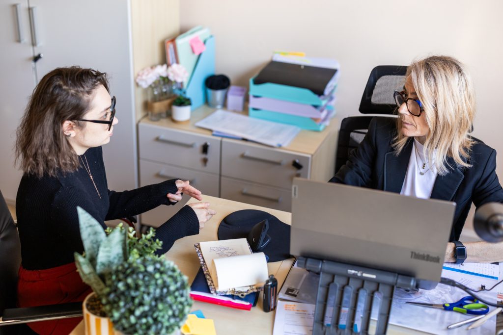 Conseillères en train de travailler sur le dossier d'un apprenant