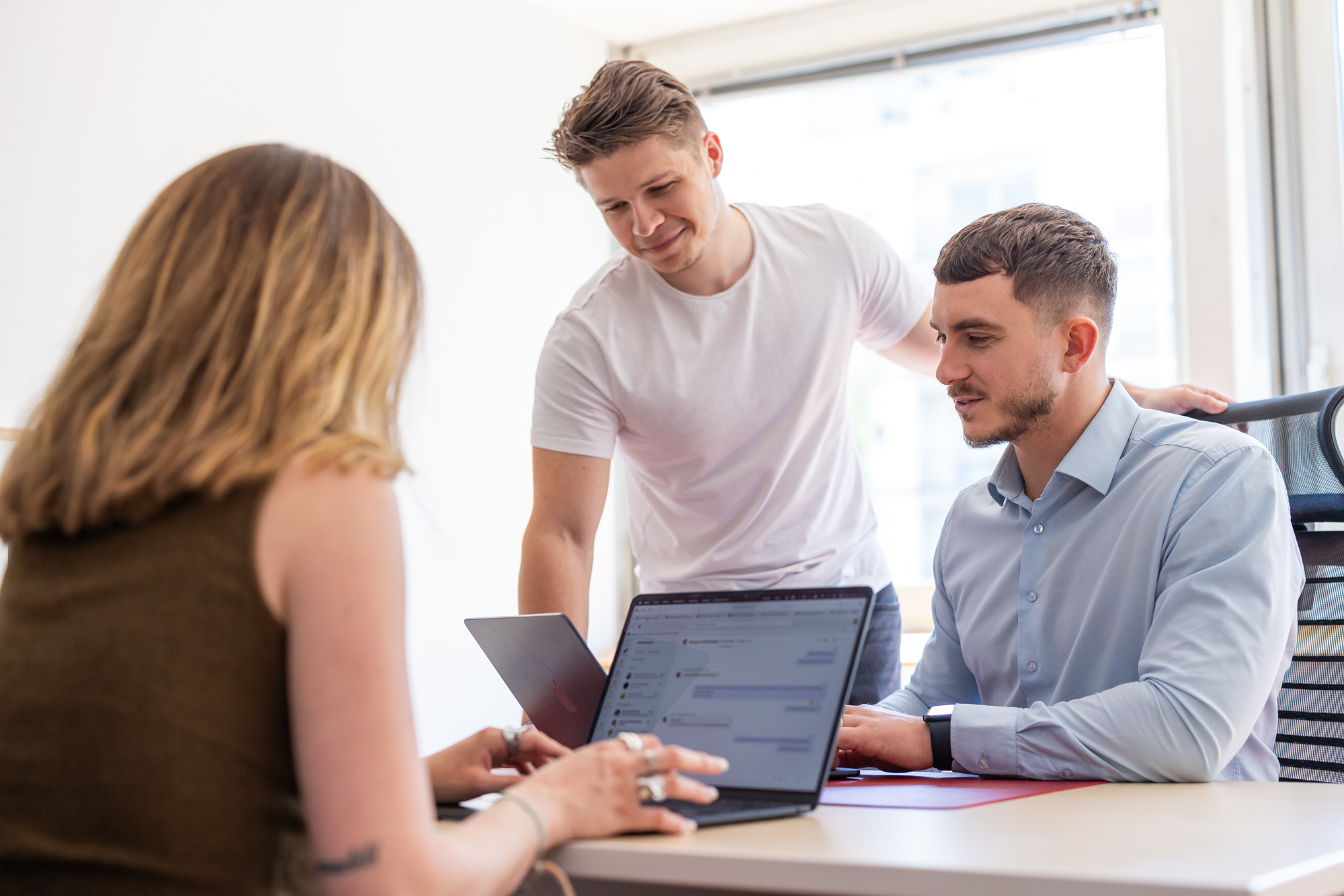 Conseillers en formation en train de discuter entre eux