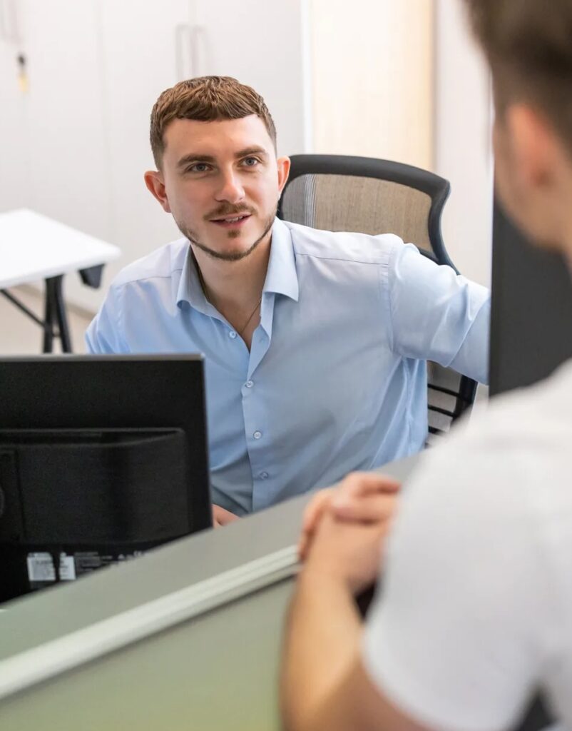 Conseiller en entretien avec un apprenant
