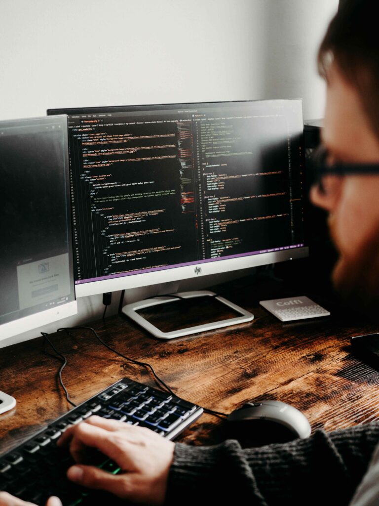 Developpeur web en train de réaliser du code html sur un ordinateur