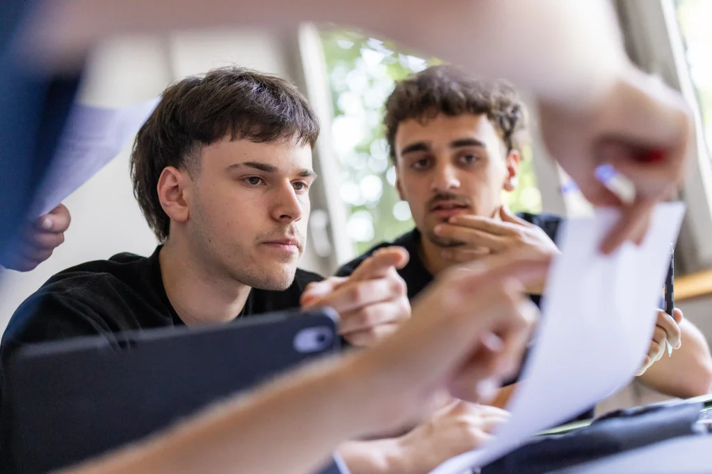 Apprenants en train de discuter avec leur formateur d'un exercice