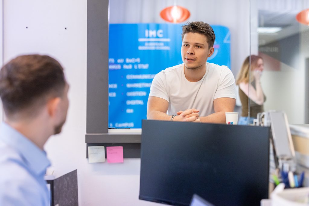 Assistant commercial et son directeur en train de discuter